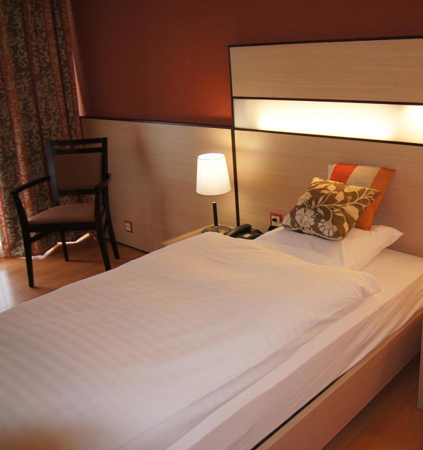Hotel Lacotel Avenches Kültér fotó
